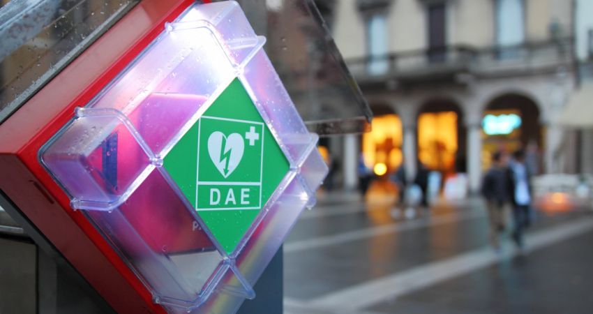 La prima dimostrazione che l’utilizzo del defibrillatore semiautomatico salva la vita anche quando a premere il bottone sono i “non addetti ai lavori”